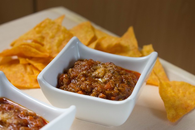 Fleischtiger Dip mit Tortillachips