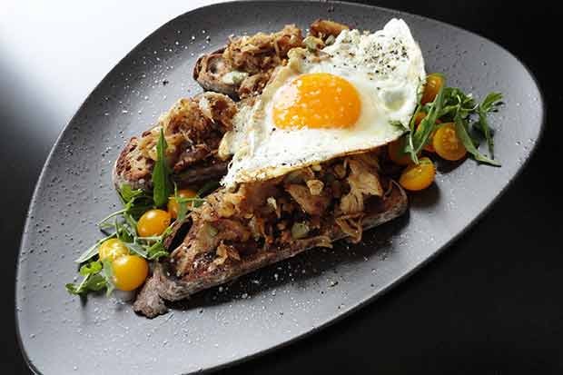 Schweinsbratengröstl auf Knoblauchbrot