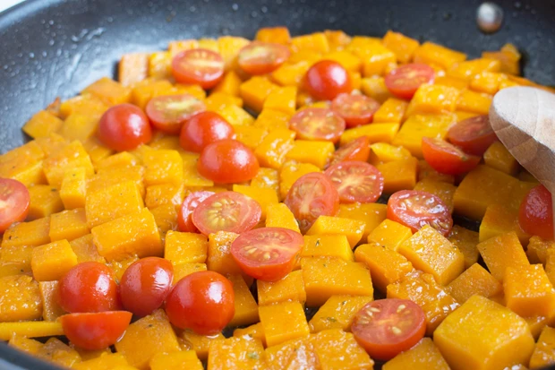 K&uuml;rbisgem&uuml;se mit Tomaten