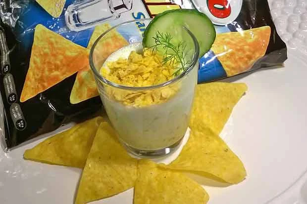 Gurken-Kefir-Kaltschale mit Tortilla-Crunch