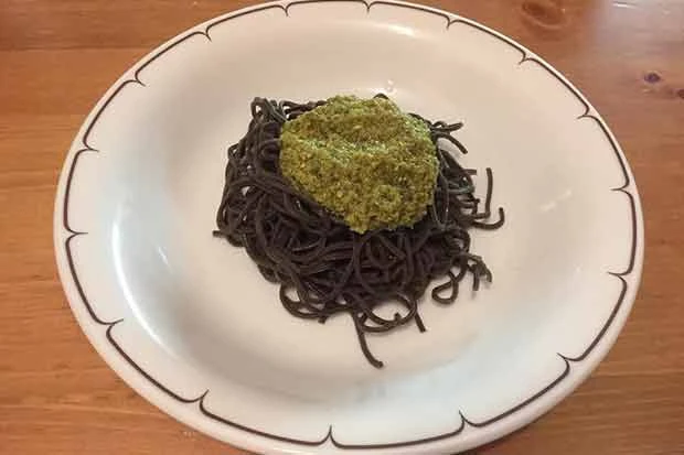 Schwarze Bohnennudeln mit K&uuml;rbiskernpesto