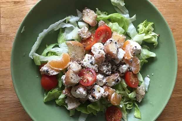 Bunter Salat mit Croutons, Feta und Mandarinen