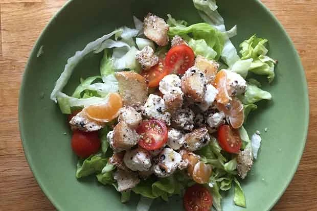 Bunter Salat mit Croutons, Feta und Mandarinen