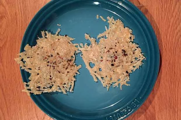 Dekorative Parmesanscheiben mit Kräutern