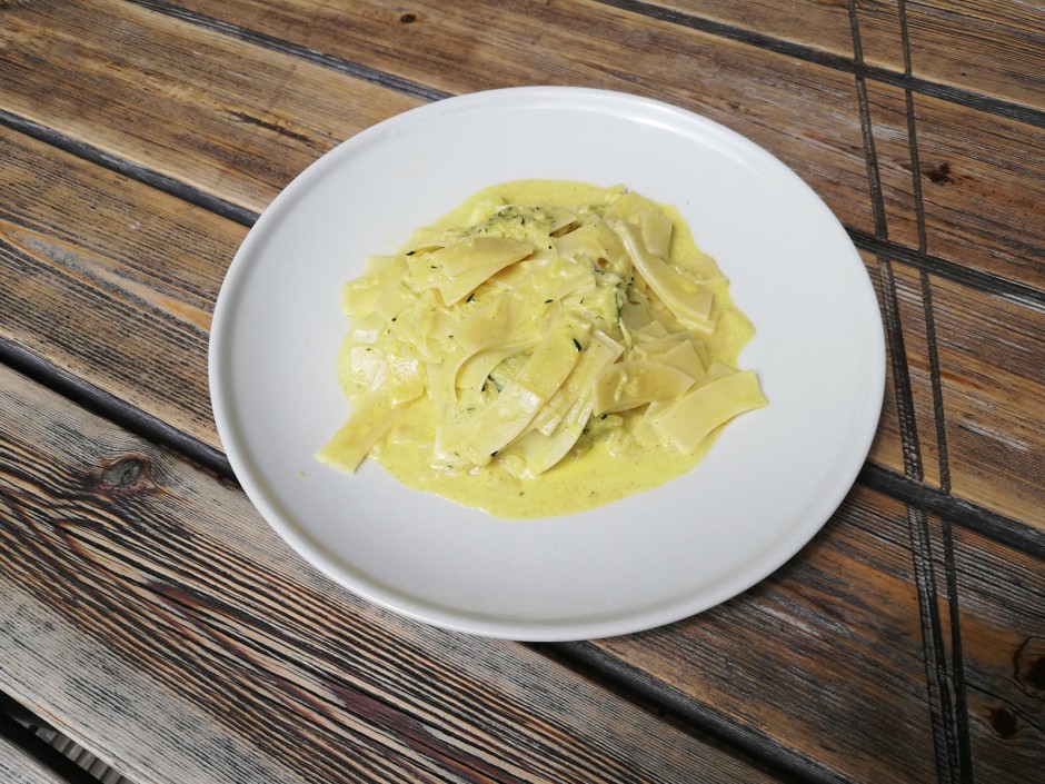 Bandnudeln in Safran-Zucchini-Sauce