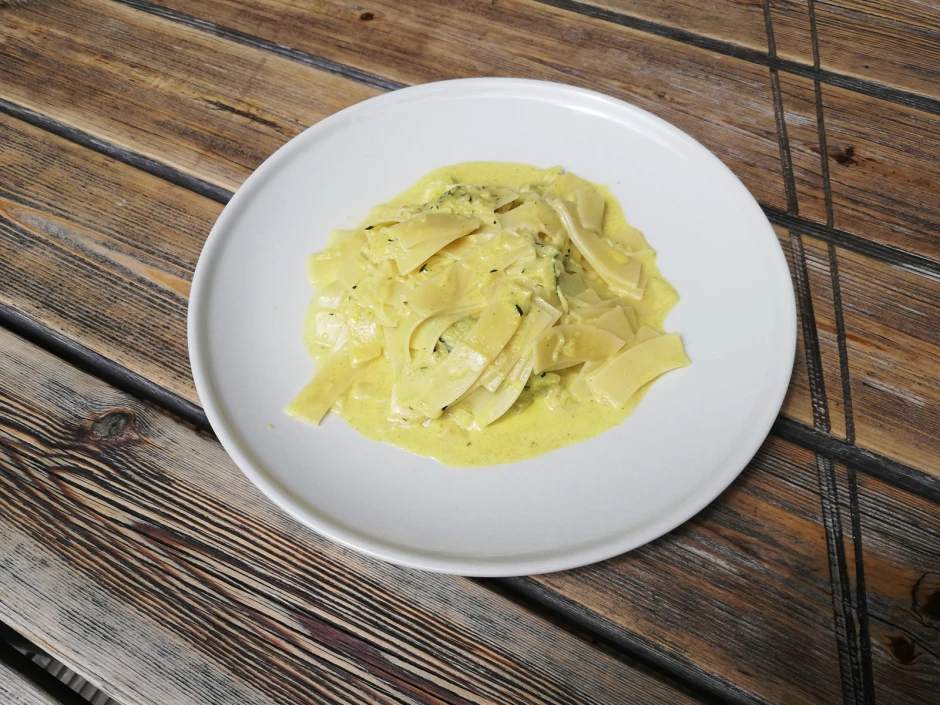 Bandnudeln in Safran-Zucchini-Sauce