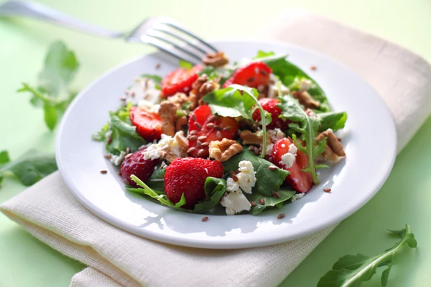 Rucolasalat mit Erdbeeren und Feta
