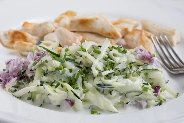 Gurken-Zucchini-Salat mit Dill