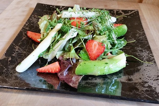 Spargelsalat mit Eierlikördressing