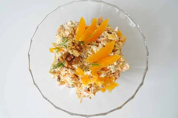 H&uuml;hnersalat mit Mandarine, Karotte und Walnuss