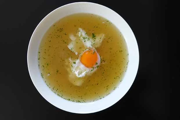 Bouillon mit Ei