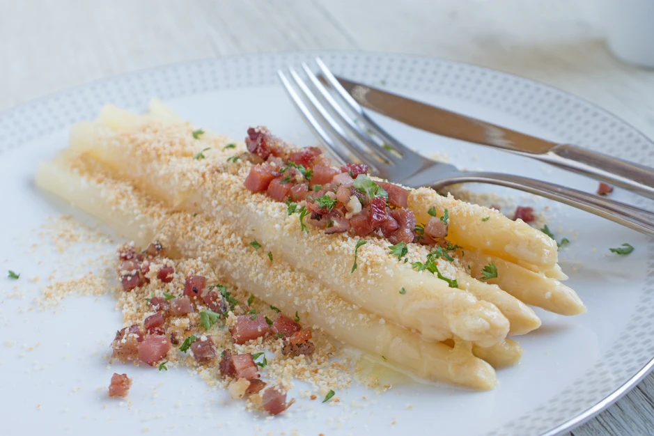 Weißer Spargel mit Speckbrösel