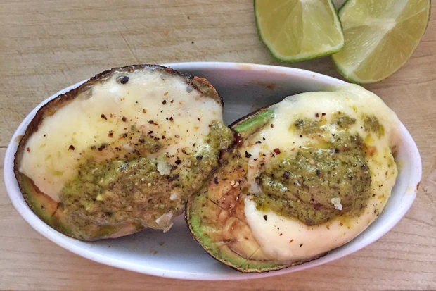 Gratinierte Avocado mit Mozzarella und Pesto