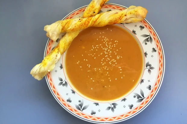 Indische Karotten-K&uuml;rbis-Cremesuppe mit Ingwer und Currystangerln