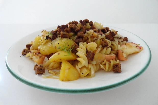 Nudel-Erd&auml;pfel-Gr&ouml;stl mit Apfel, Kraut und Cro&ucirc;tons