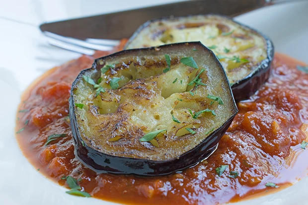 Gebratene Auberginen mit Tomatensauce