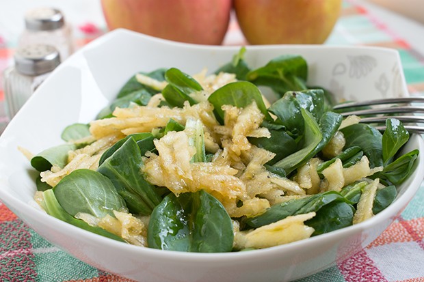 Vogerlsalat mit Apfeldressing