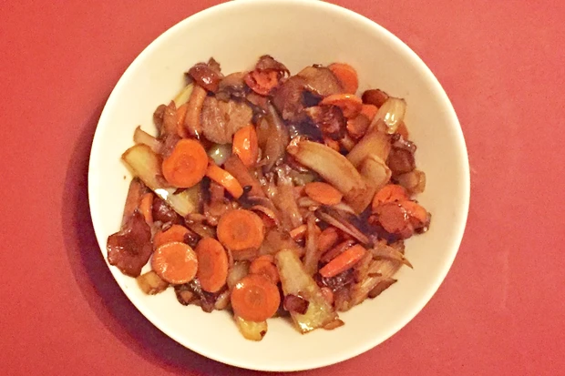 Asiatischer Zwiebel-, Pilz- und Karotten-Wok
