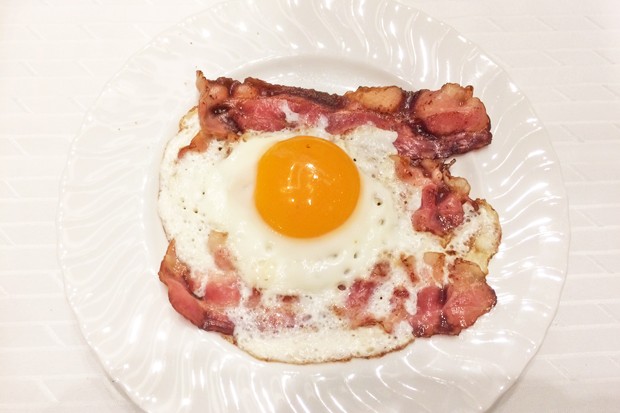 Frühstücksspeck mit Spiegelei