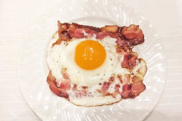 Frühstücksspeck mit Spiegelei