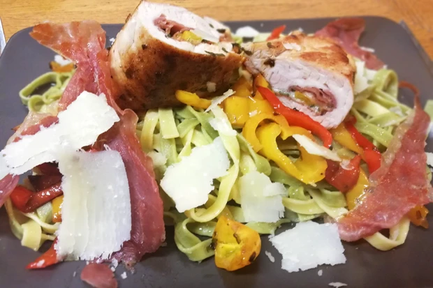 Gef&uuml;lltes Putenfilet mit Mozzarella und Bandnudel