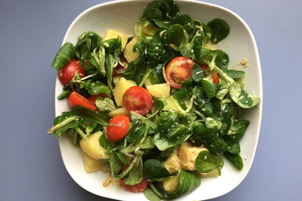 Vogerlsalat mit Kirschtomaten und Erd&auml;pfeln