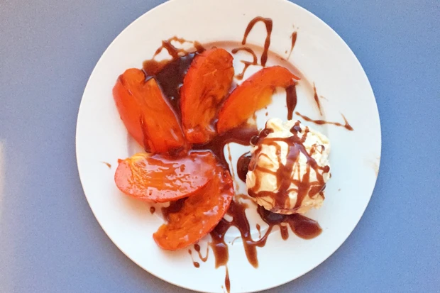 Kaki mit Karamellsauce und Vanilleeis