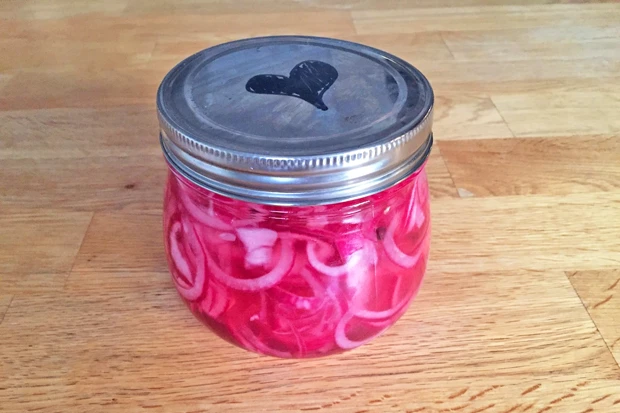 Eingelegte rote Zwiebeln
