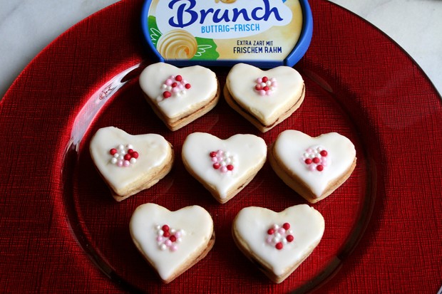Feine Nougat-Herzen mit Brunch Buttrig-Frisch