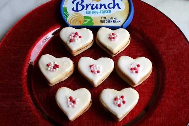 Feine Nougat-Herzen mit Brunch Buttrig-Frisch