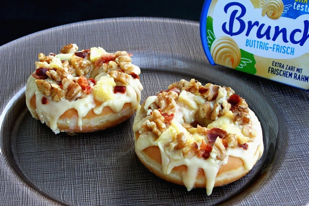 Brunch Buttrig-Frisch Donuts mit &Auml;pfeln, Waln&uuml;ssen, Ahornsirup und krossem Bacon