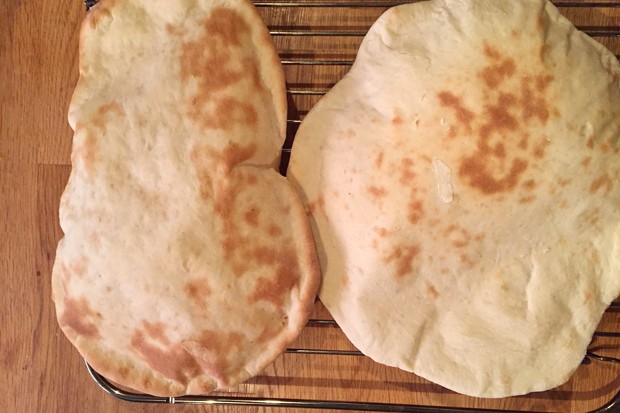Indisches Naanbrot aus dem Ofen