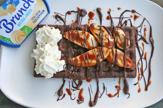 Brunch-Traum: Schokowaffeln mit Karamell-Bananen und Schokoladensauce