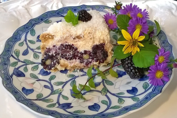Brunch-Torte mit Brombeeren und Kokos