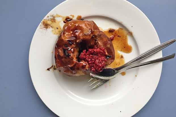 Bratäpfel mit Himbeeren
