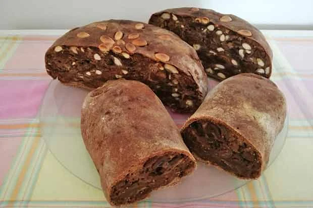 Kletzenbrot mit Teigmantel
