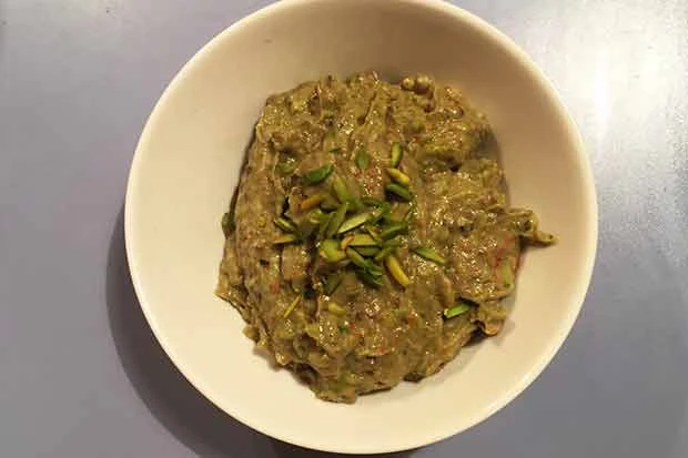 Avocadoaufstrich mit Pistazien und getrockneten Tomaten