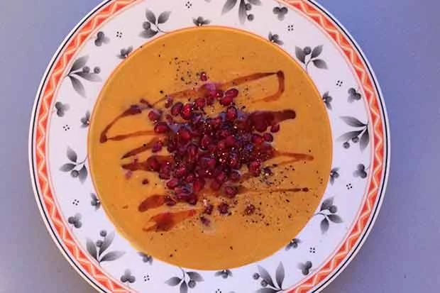 K&uuml;rbiscremesuppe mit Granatapfelkernen und Granatapfelsirup