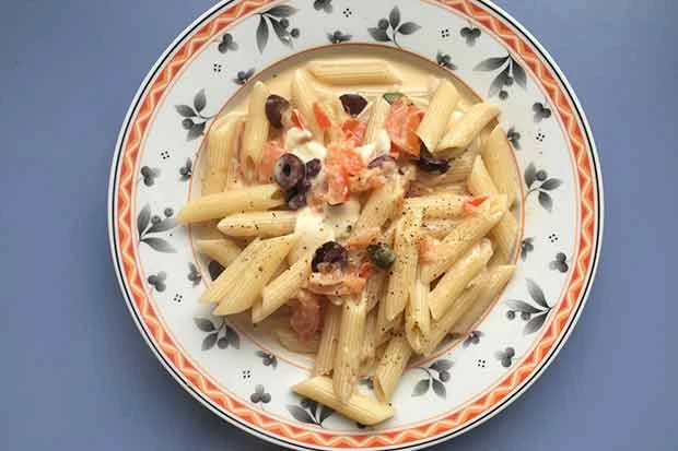 Schnelle Pennepfanne mit Oliven, Kapern und Mozzarella