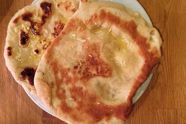 Indisches Naan-Fladenbrot mit Knoblauch