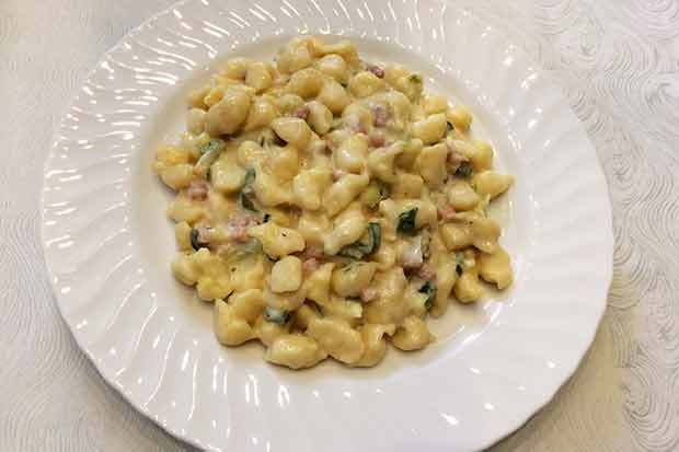 Schinken-Käse-Nockerln mit Lauch