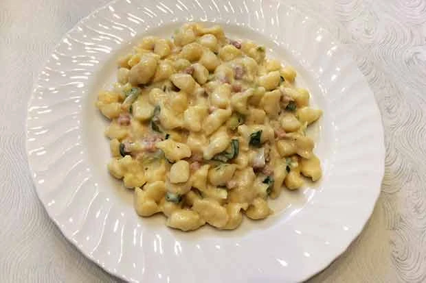Schinken-K&auml;se-Nockerln mit Lauch