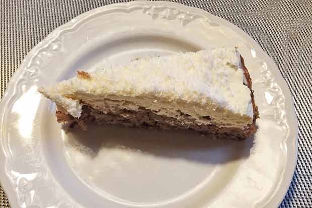 Kokostorte mit Biskuitboden