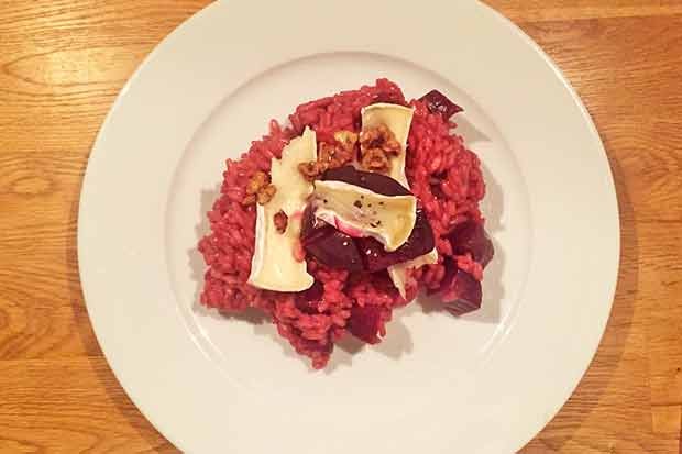 Winterliches Rote-Rüben-Risotto mit Camembert und Nüssen