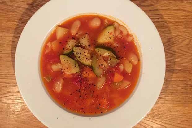 Bunte Minestrone mit Bohnen und Tomaten