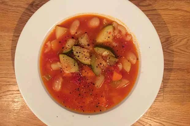 Bunte Minestrone mit Bohnen und Tomaten