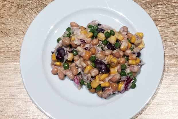Proteinsalat mit weißen Bohnen, Kichererbsen und Erbsen