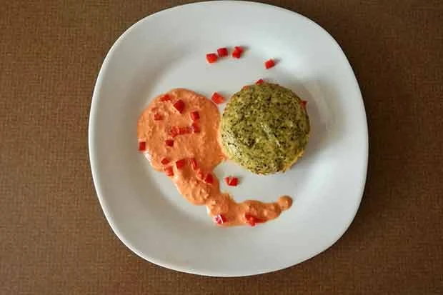 Brokkoli Souffle mit Paprika-Dip