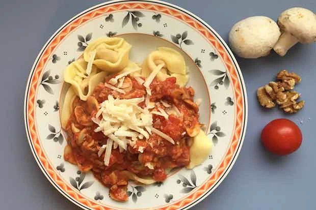 Tomatensugo mit Pilzen und N&uuml;ssen