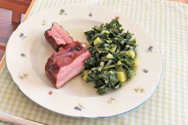 Gr&uuml;nkohl mit Selchripperl